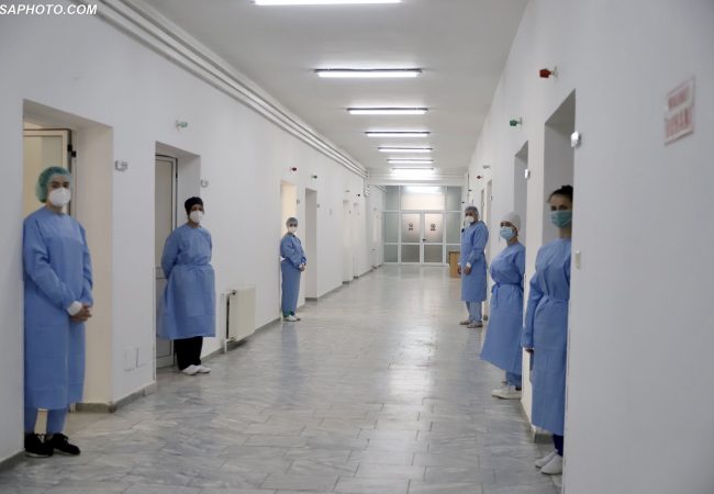 Stafi mjekesor me veshje mbrotjese ne ambientet e Spitalit COVID 3, i cili eshte struktura me e re spitalore, e pershtatur si nje spital karantine me nje kapacitet prej 150 shtreterish, i disponueshem ne rast te nje vale një vale infektimi me koronavirus./r/n/r/nMedical staff in protective clothing on the premises of COVID 3 Hospital, which is the newest hospital structure, adapted as a quarantine hospital with a capacity of 150 beds, available in case of a wave of coronavirus infection.