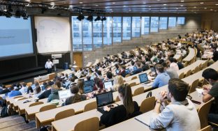 Students follow Prof. Dr. Christoph Lechner's lecture "Strategic Management" in the lecture hall "Auditorium maximum" at the University of St. Gallen HSG in St. Gallen, Switzerland, on March 27, 2018. (KEYSTONE/Christian Beutler)