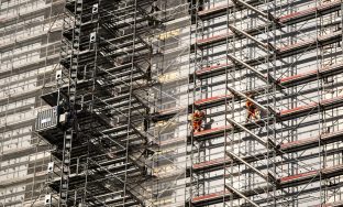 Des ouvriers travaillent au remontage de l'echafaudage de la tour Malley Phare, six mois apres l'accident qui a tue trois ouvriers le mercredi 29 janvier 2025 a Prilly. (KEYSTONE/Jean-Christophe Bott)