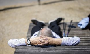Ein aelterer Mann liegt auf einer Holzliege bei der Schifflaendi von Stein am Rhein, aufgenommen am Dienstag, 28. Mai 2024 in Stein am Rhein. Die Stimmbevoelkerung von Stein am Rhein stimmt am 9. Juni ueber einen Verpflichtungskredit von 5,82 Millionen Franken fuer die Neugestaltung der Schifflaendi ab. (KEYSTONE/Michael Buholzer)