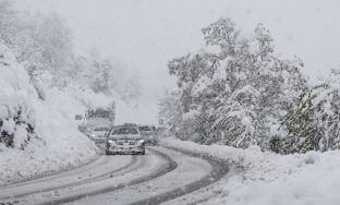 KEYPIX - Starker Schneefall behindert den Verkehr auf der Kantonsstrasse Sierre - Crans-Montana bei Chermignon-en-Dessous, am Donnerstag, 17. April 2025 in Crans-Montana im Mittelwallis. Aufgrund der starken Niederschlaege gilt im Wallis hoechste Unwetter-Gefahrenstufe. (KEYSTONE/Alessandro della Valle)