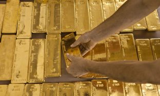 Gold bars at the bank vault of the "Zuercher Kantonalbank" bank, pictured on August 9, 2011 in Zurich, Switzerland. (KEYSTONE/Martin Ruetschi)